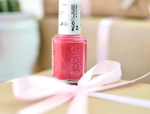 Essie In Stitches Nailpolish Review & Swatches