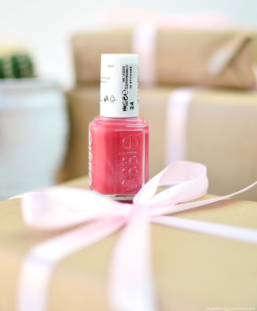 Essie In Stitches Nailpolish Review & Swatches